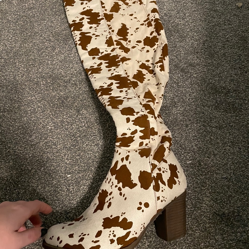 New in box size 8 cow print tall boots
